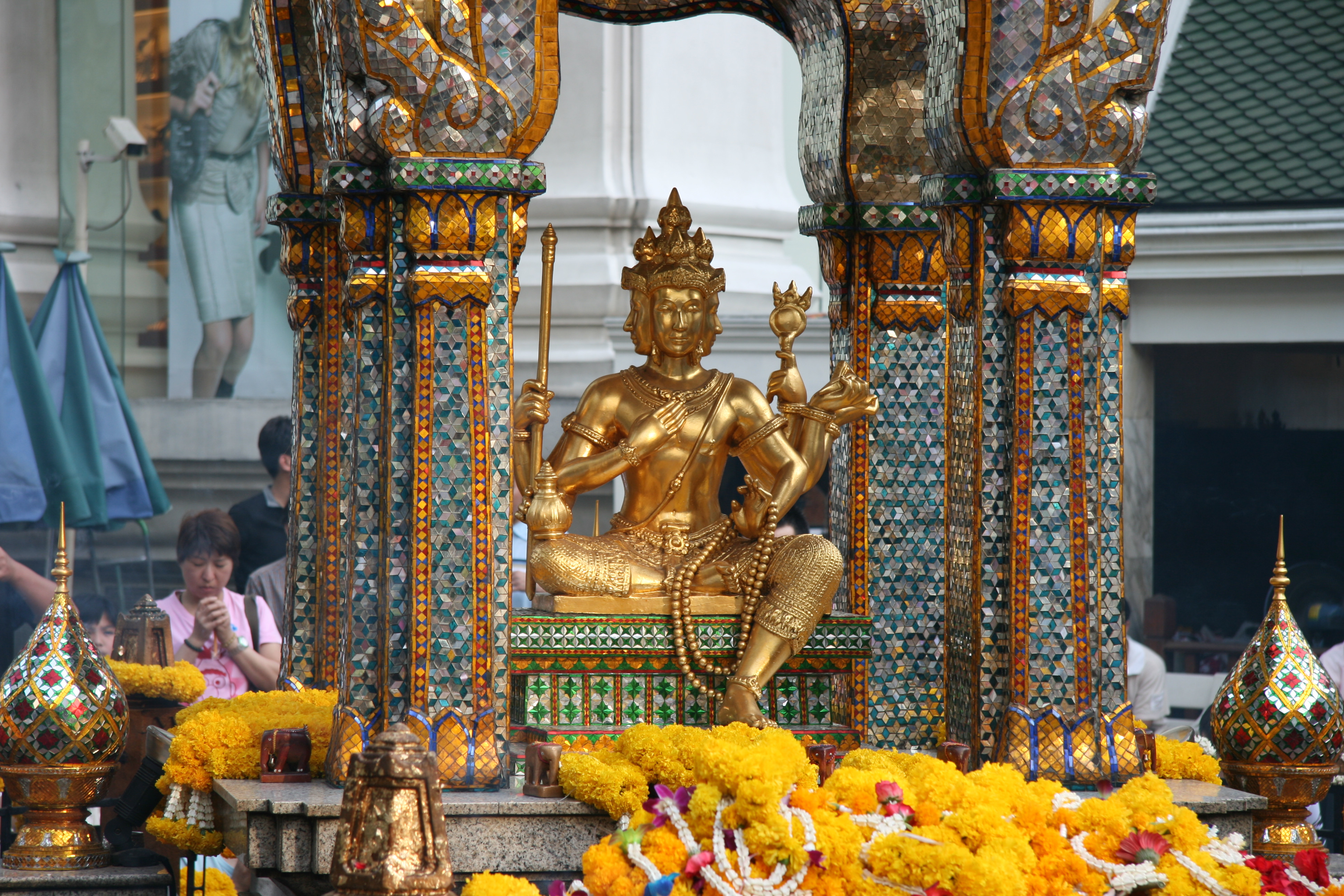 Đền Erawan - ngôi đền linh thiêng bậc nhất Thái Lan